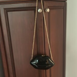 NEW! NOVELTY LIPS 👄 CROSSBODY BAG W/ CHAIN STRAP